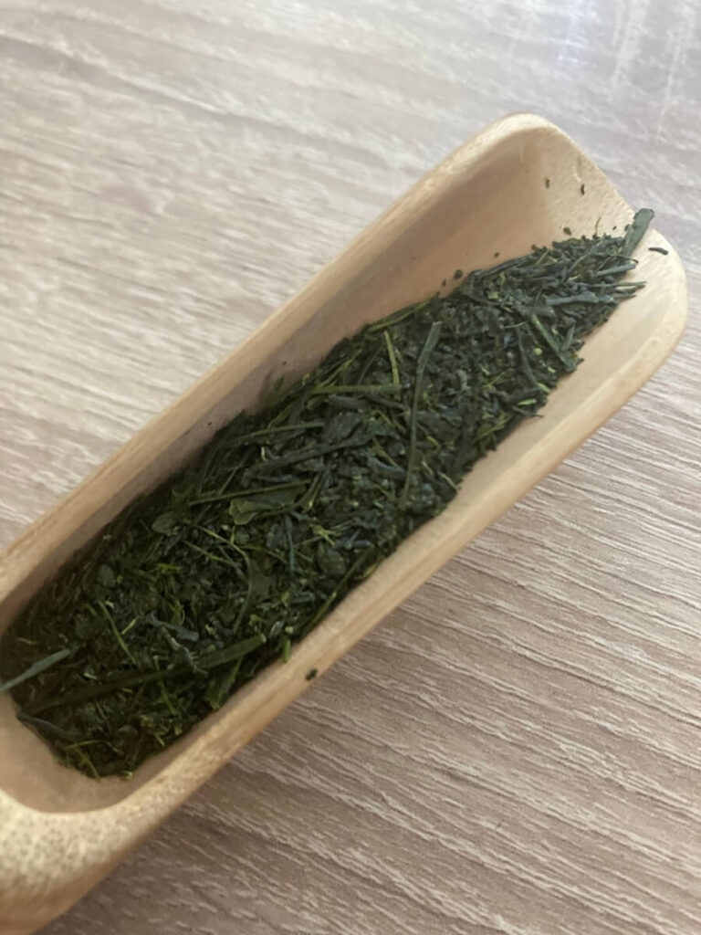 Zelený čaj Sencha na dřevěné lžičce